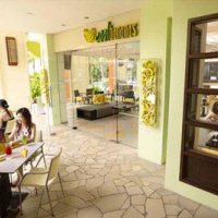 Bananas pool café